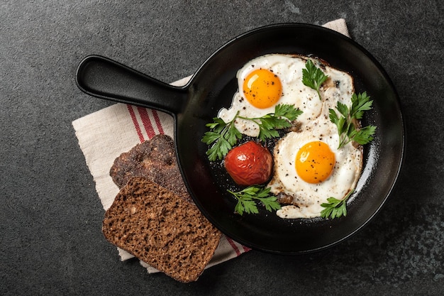 Huevos fritos con tomate