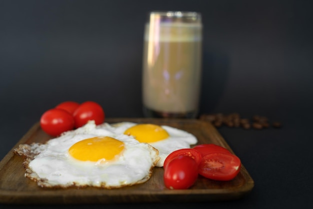 Huevos fritos con tomate