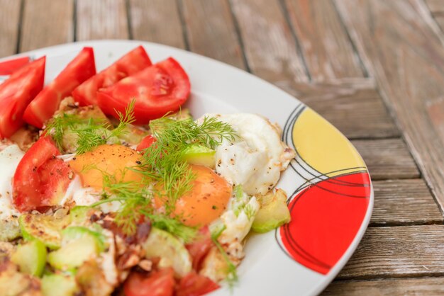 Foto huevos fritos con tomates en un plato