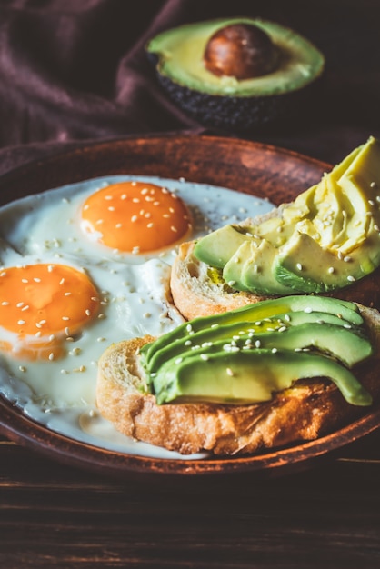 Huevos fritos con tostadas y aguacate