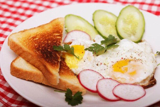 Huevos fritos y tostadas - excelente desayuno