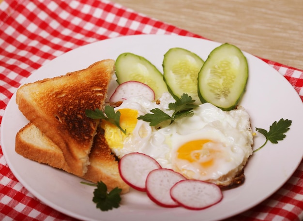 Huevos fritos y tostadas excelente desayuno