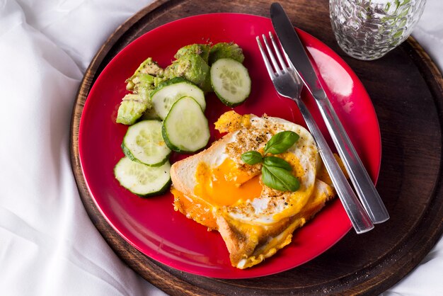 Huevos fritos con tostadas y té en la cama.