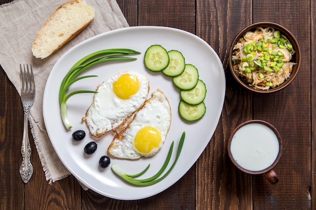 Huevos fritos con verduras, chucrut y yogur.