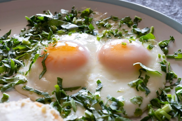 Huevos fritos con verduras closeup