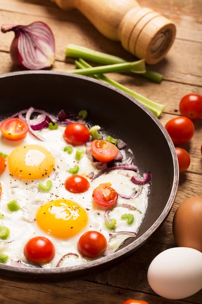Foto huevos fritos con verduras. desayuno saludable