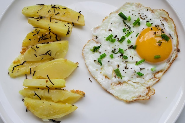 Huevos fritos con yema acompaÃƒÂƒÃ‚Â ± ados con papas frescas