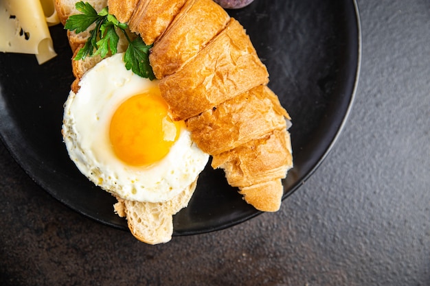 Huevos fritos, yema de huevo, desayuno, taza de café, líquido, comida fresca, merienda en la mesa, espacio de copia, comida