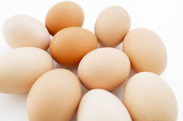 huevos fuera de la bandeja de huevos aislados sobre fondo blanco huevos protegidos en bandeja de papel reciclado marrón en eas