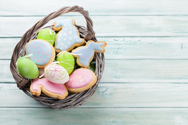 Huevos y galletas de jengibre de Pascua