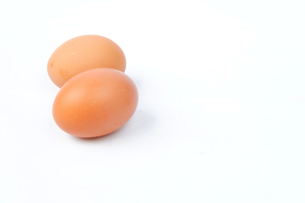 Foto huevos de gallina aislado sobre un fondo blanco.