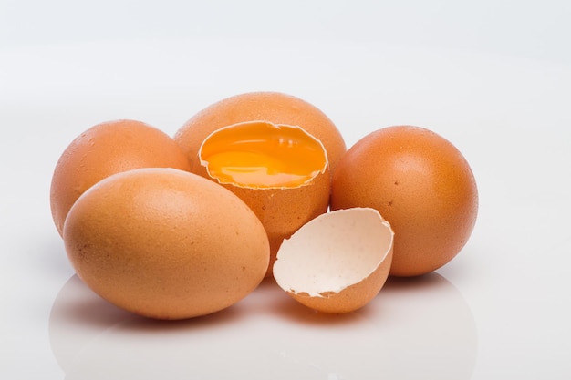 Huevos de gallina aislado sobre fondo blanco.