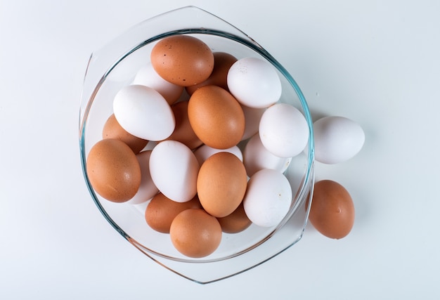 Foto huevos de gallina aislados en blanco