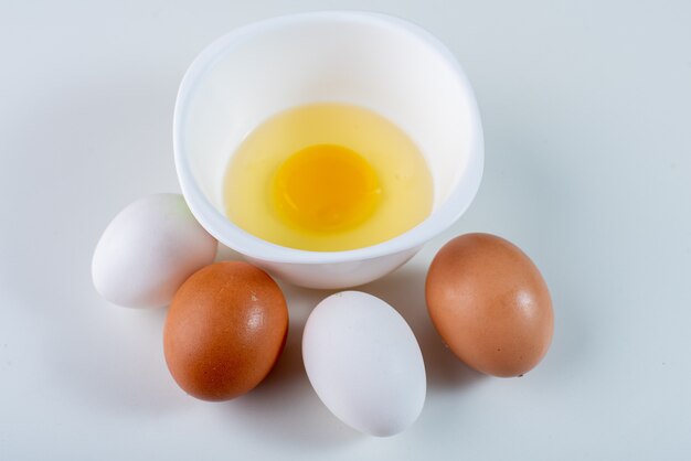 Foto huevos de gallina aislados en blanco