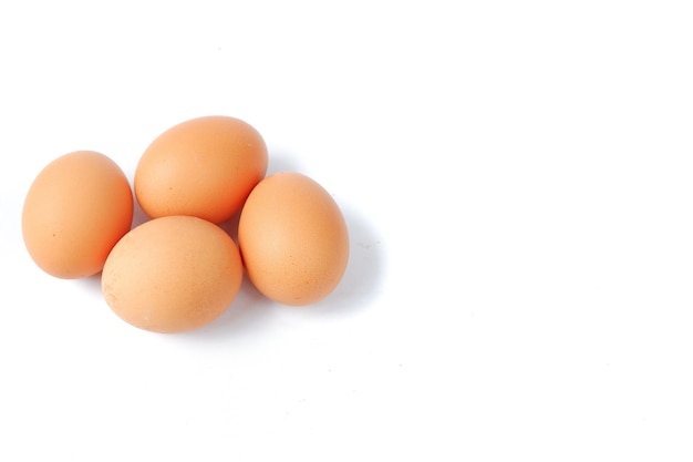 Foto huevos de gallina aislados en blanco
