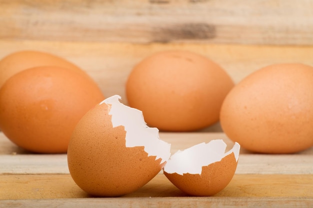 Huevos de gallina apilados en la mesa de madera