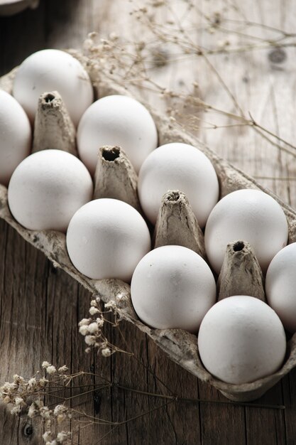 Foto huevos de gallina en una bandeja al sol de la mañana