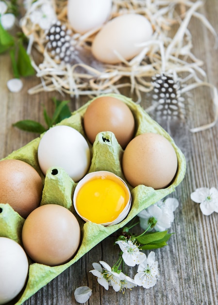 Huevos de gallina en bandeja