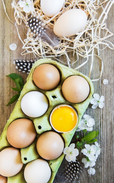 Huevos de gallina en bandeja