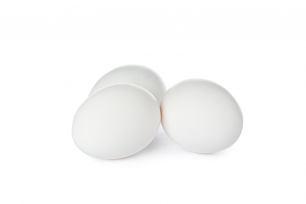 Foto huevos de gallina blanca aislados en blanco