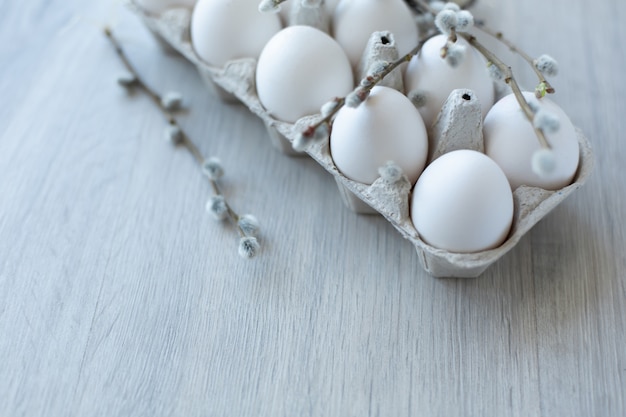 Huevos de gallina blanca en una caja de cartón ecológica abierta.