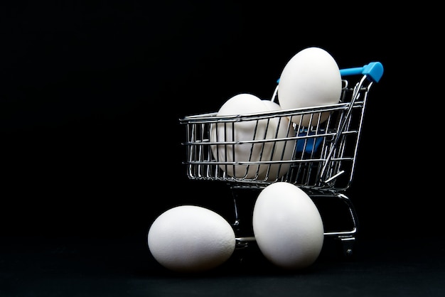 Huevos de gallina blanca en un carrito de compras.