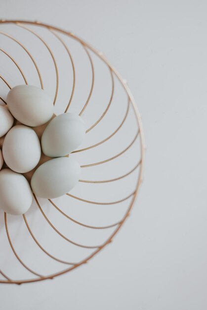 huevos de gallina blanca huevos en la cesta huevos blancos sobre un fondo blancocomida producto natural