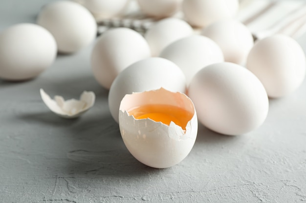 Huevos de gallina blanca en papel de cocina en gris