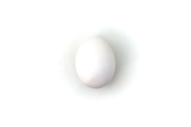 Huevos de gallina blanca sobre fondo blanco aislado. Huevo en la mesa, comida sana natural. Fondo minimalista creativo. Concepto de agricultura ecológica y nutrición adecuada. Lugar para una inscripción o logotipo