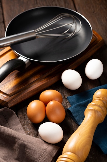 Foto los huevos de gallina blancos y marrones suben a la mesa