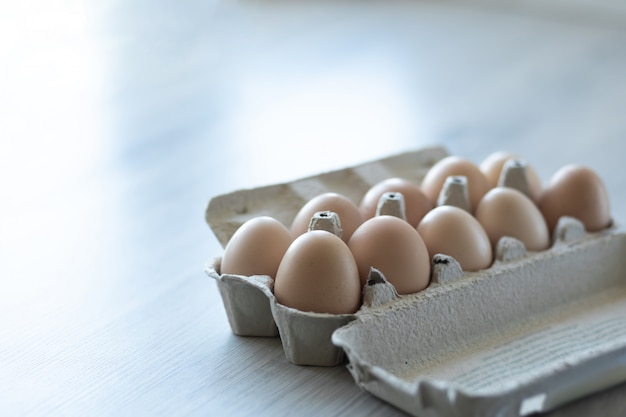 Huevos de gallina en una caja de cartón abierta.