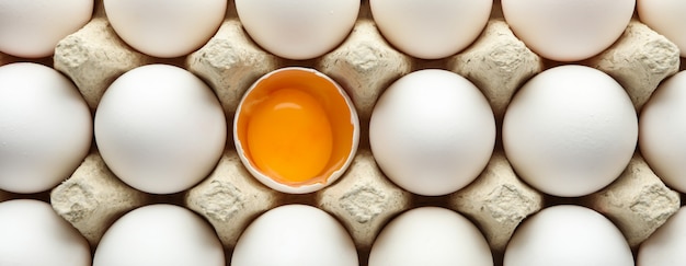 Huevos de gallina en caja de cartón como mesa