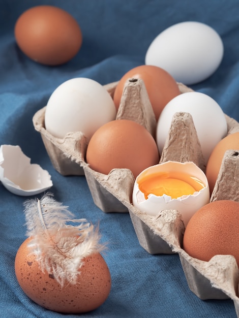 Huevos de gallina en la caja de cartón.