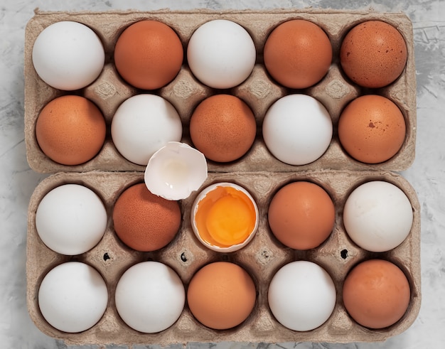 Huevos de gallina en la caja de cartón.