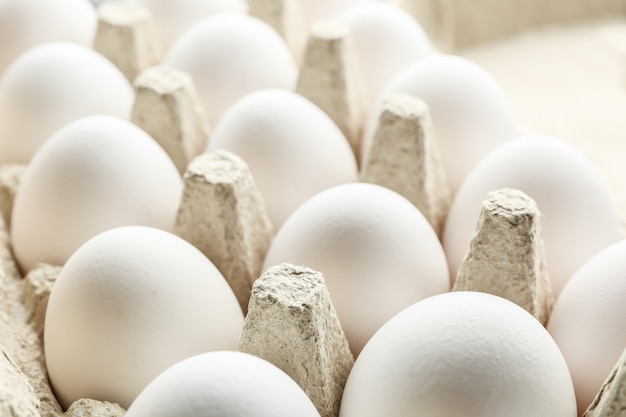 Huevos de gallina en caja de cartón