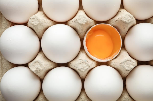 Huevos de gallina en caja de cartón