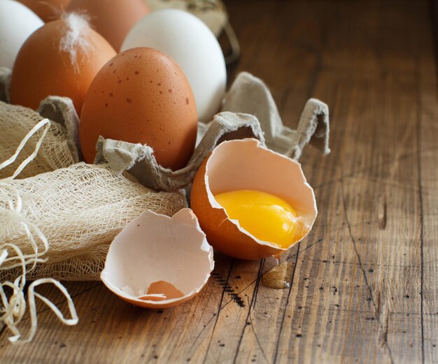 Huevos de gallina en una caja sobre un fondo de madera