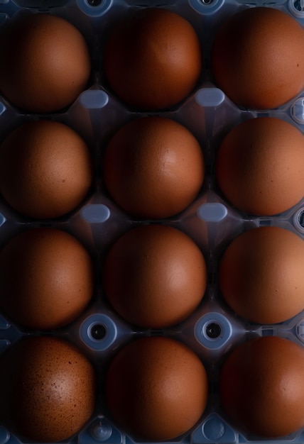 Huevos de gallina en una canasta de mimbre y en una toalla