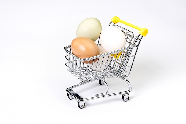 Huevos de gallina en un carrito de compras.