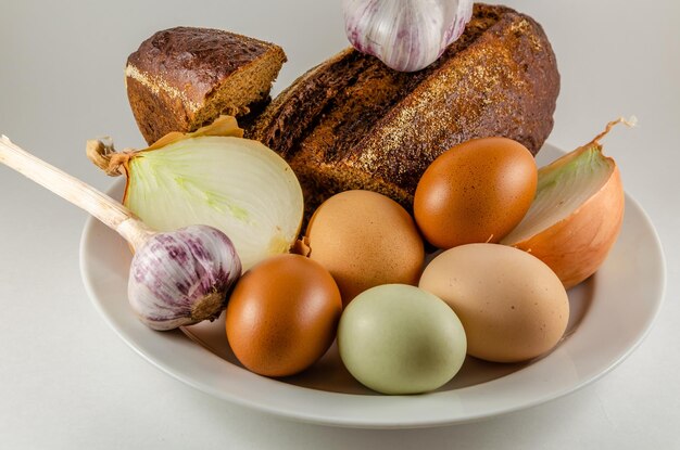 Huevos de gallina con cáscara en un plato.