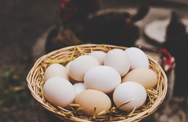 Huevos de gallina caseros en una canasta