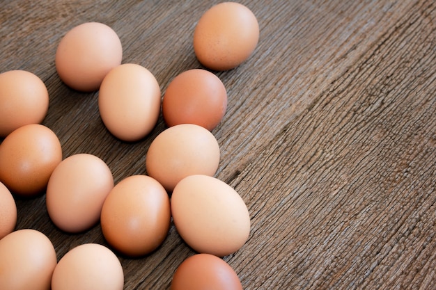 Huevos de gallina de cerca sobre fondo de madera huevos marrones, para cocinar