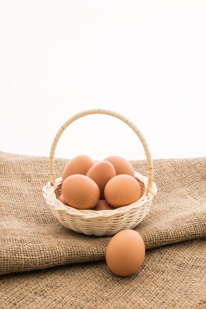 Huevos de gallina en la cesta de bambú.