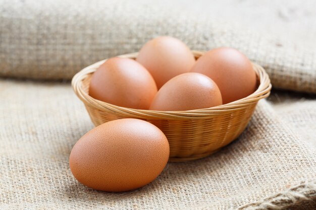 Foto huevos de gallina en cesta de bambú