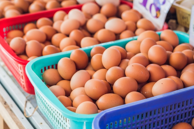 Huevos de gallina en cestas de colores