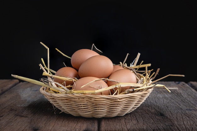 Huevos de gallina colocados sobre una pajita