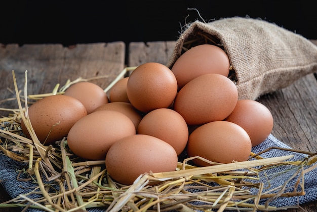 Foto huevos de gallina colocados sobre una pajita