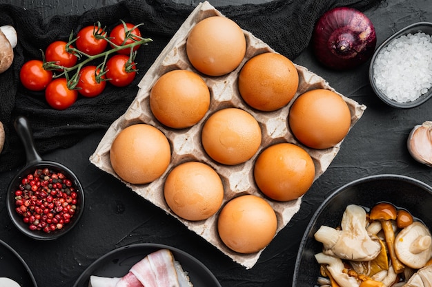 Huevos de gallina crudos en caja de huevos, en negro