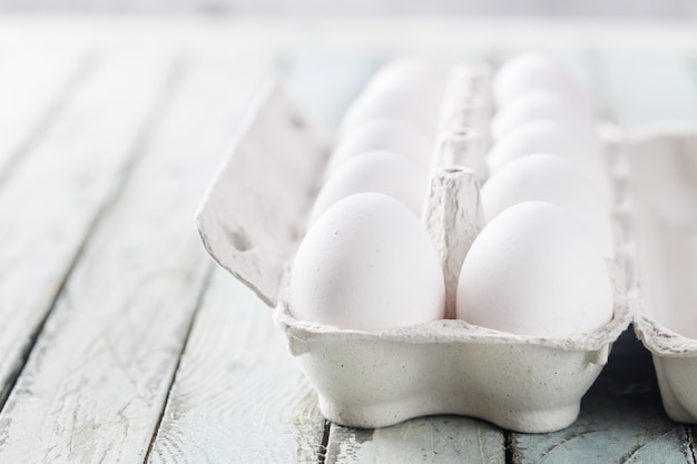 Huevos de gallina crudos en caja de huevos