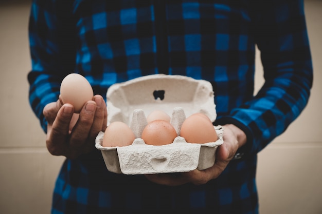 Huevos de gallina ecológicos de la granja